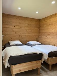 Postel nebo postele na pokoji v ubytování Chalets du Bouchot & Jacuzzi privatif proximité Gerardmer & La Bresse