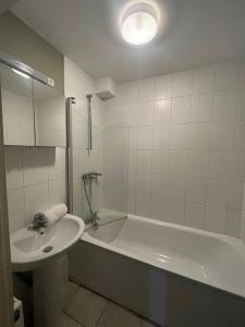 Kent的住宿－BridgeCity 3 bedroom Canning House Maidstone w Parking，浴室配有盥洗盆和浴缸。