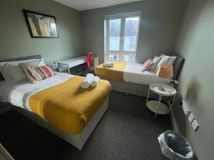 En eller flere senge i et værelse på BridgeCity 3 bedroom Canning House Maidstone w Parking