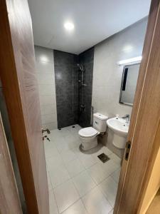 uma casa de banho com um WC e um lavatório em برج ماجيك سويت Magic Suite Tower em Kuwait
