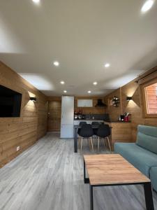 Kuchyň nebo kuchyňský kout v ubytování Chalets du Bouchot & Jacuzzi privatif proximité Gerardmer & La Bresse