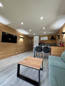 Kuchyň nebo kuchyňský kout v ubytování Chalets du Bouchot & Jacuzzi privatif proximité Gerardmer & La Bresse
