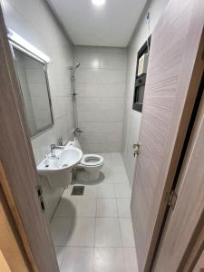 biała łazienka z umywalką i toaletą w obiekcie برج ماجيك سويت Magic Suite Tower w Kuwejcie
