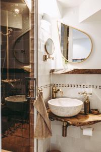 ein Bad mit einem Waschbecken und einer Dusche in der Unterkunft Appartement Oude Winschoterdiep in Groningen