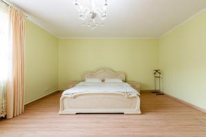 Кровать или кровати в номере Уютный дом в медеуском районе