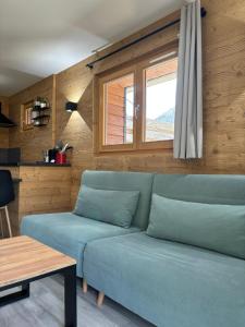 Posezení v ubytování Chalets du Bouchot & Jacuzzi privatif proximité Gerardmer & La Bresse