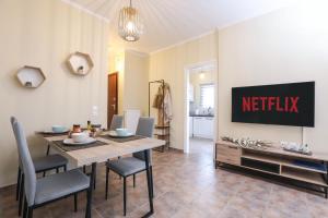 TV a/nebo společenská místnost v ubytování Smart Home Corfu