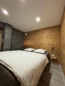 Postel nebo postele na pokoji v ubytování Chalets du Bouchot & Jacuzzi privatif proximité Gerardmer & La Bresse