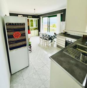 una cocina con nevera y una pizza. en apartamento en alquiler, en Santa María de Guía de Gran Canaria