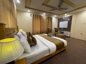 Ένα ή περισσότερα κρεβάτια σε δωμάτιο στο Skardu Saraye Hotel & Resort
