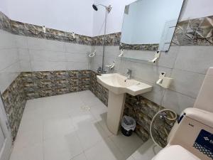Ένα μπάνιο στο Skardu Saraye Hotel & Resort