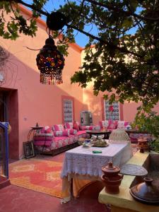 sala de estar con sofás rosados y mesa en Dar Toda - Zagora guest house, en Zagora