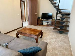 una sala de estar con un sofá y una mesa en Villa Belvedere, en Rocca Priora