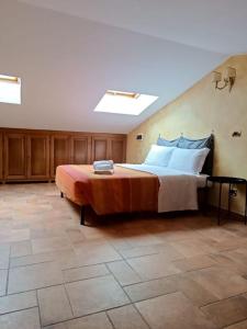 ein Schlafzimmer mit einem großen Bett in einem Zimmer in der Unterkunft Villa Belvedere in Rocca Priora