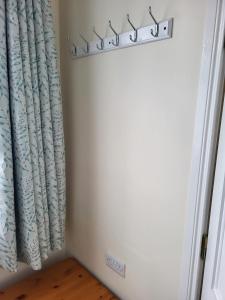ein Zimmer mit einem Vorhang und einer Tür mit einem Fenster in der Unterkunft Charming 1-Bed Apartment in Barefield in Ennis