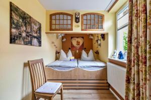 um pequeno quarto com uma cama no canto em Ferienwohnung Kaffeemühle em Flensburg