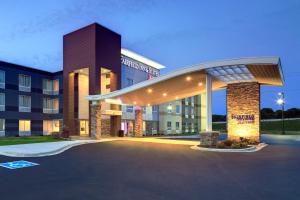 un estacionamiento vacío frente a un hospital en Fairfield Inn & Suites by Marriott Madison West/Middleton en Madison