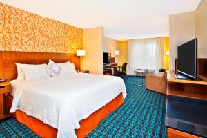 Giường trong phòng chung tại Fairfield Inn & Suites by Marriott Madison West/Middleton