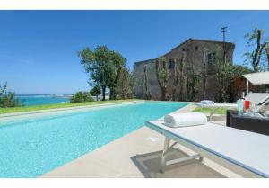 una piscina con mesa y un edificio en Villa Krizia, en Ancona