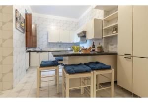 uma cozinha com almofadas azuis nas mesas em Villa Krizia em Ancona