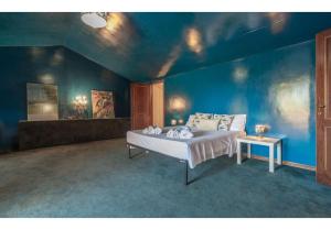 um quarto com uma cama num quarto azul em Villa Krizia em Ancona