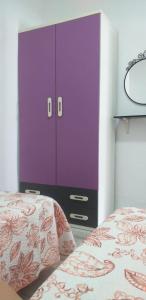 Armario púrpura en una habitación con 2 camas en Casa Faican, en Agaete