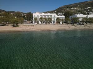 ein großes Gewässer mit einem Gebäude im Hintergrund in der Unterkunft Play Paros a member of Brown Hotels in Kampos Paros