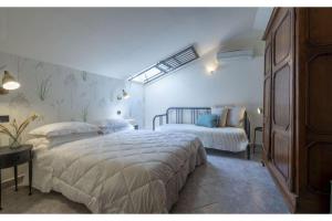 - une chambre avec un grand lit et un canapé dans l'établissement Villa Zara, à Palaia