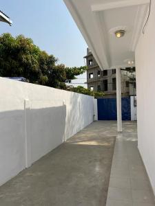 una pared blanca frente a un edificio en Villa 2 chambres salon, en Abomey-Calavi