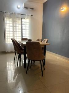 a dining room with a table and chairs at Villa 2 chambres salon in Abomey-Calavi