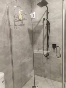 ein Bad mit einer Dusche und einer Glastür in der Unterkunft Auckland sweet home in Auckland