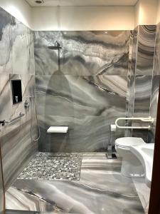 地拉那的住宿－Imperium Hotel，带淋浴和卫生间的浴室