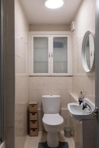 y baño con aseo, lavabo y espejo. en Double Room in Maida Vale, en Londres