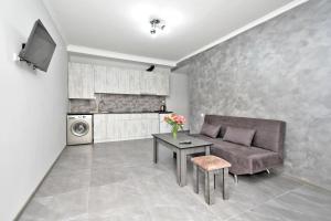 Sirik في يريفان: غرفة معيشة مع أريكة وطاولة
