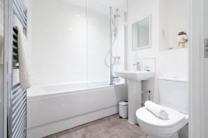 Bathroom sa Luxury Central Apartment with Gated Access and Secure Parking 16SL