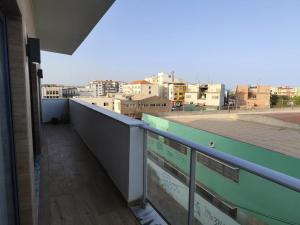 balcón con vistas a la ciudad en Isa Charme Home, en Praia