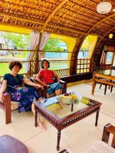 Thara's Houseboat的休息区