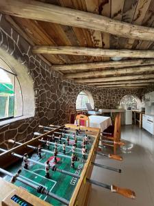 Una habitación con una mesa con pelotas. en Illa Wasi Sacred Valley, en Urubamba