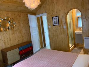 Łóżko lub łóżka w pokoju w obiekcie Escapade Romantique en Chalet Nature, Calme et Douceur au Bord de Marne