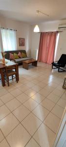 - un salon avec un canapé et une table dans l'établissement KANALI HOLIDAYS APARTMENT, à Kanali