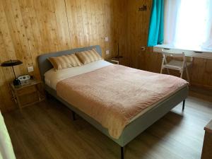 Łóżko lub łóżka w pokoju w obiekcie Escapade Romantique en Chalet Nature, Calme et Douceur au Bord de Marne