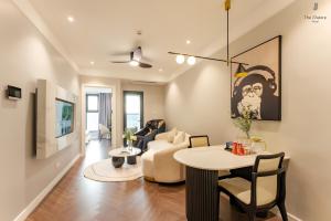uma sala de estar com mesa e cadeiras em Luxury Apartment Altara em Quy Nhon