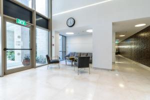 Posezení v ubytování Isrentals Haneviim - ApartHotel In City Center