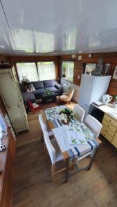 ein Esszimmer und ein Wohnzimmer auf einer Yacht in der Unterkunft Le Petit Cavron in Cavron-Saint-Martin