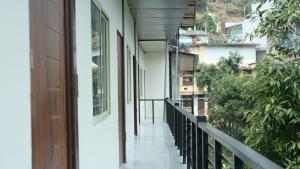 einen Balkon mit Stadtblick in der Unterkunft Trishul Residency in Phata
