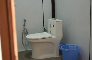 ein weißes WC im Bad mit Dusche in der Unterkunft Trishul Residency in Phata