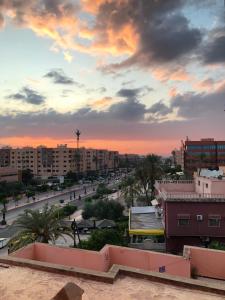馬拉喀什的住宿－Cozy apartment in the heart of marrakech，日落时分城市美景
