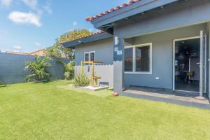 a house with a green lawn in front of it at Casa Lima- Lovely Home Among All The Hotspots in Noord