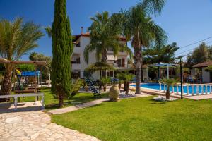 The swimming pool at or close to Villa Dimitris Apartments & Bungalows