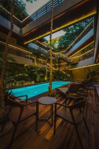 een resort met een zwembad en 2 stoelen bij Piece Lio Resort from Japan in El Nido